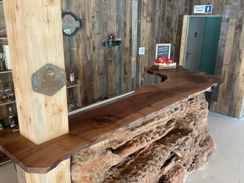Bois, bar, salle d'événementiel 