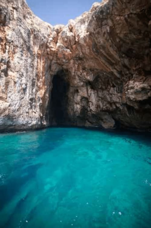 Cala turchese con spettacolari scogliere di calcare a Leuca, Italia - Monolocali con vista panoramica