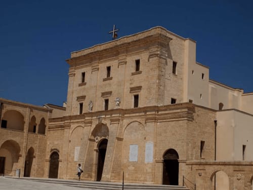 Storica chiesa in pietra con croce dorata a Leuca, Italia, presso l'hotel Panoramici Monolocali