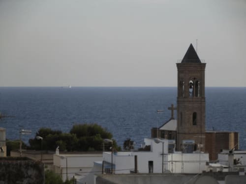 Campanile della chiesa con vista sul Mare Adriatico dall'appartamento di Leuca, Italia