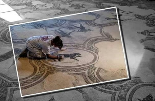 Artigiano che crea un tradizionale disegno di pavimento a mosaico a Villa Pandolfi Elmi, Spello