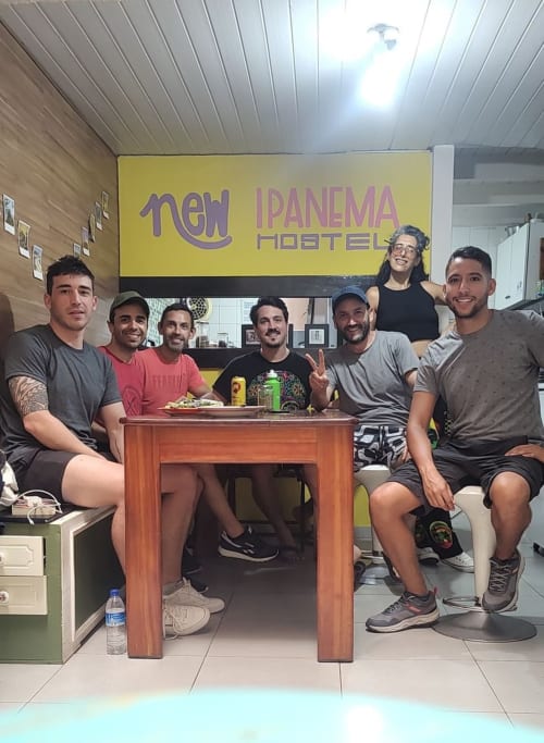 Grupo de hóspedes na Pousada New Ipanema no Rio de Janeiro posando juntos na área comum