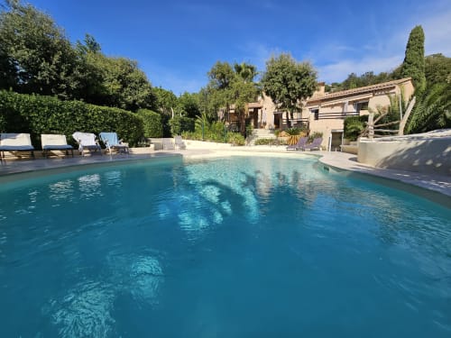 Turquoise pool at Villa Sigahi in La Croix Valmer with sun loungers, Provençal villa, and lush Mediterranean gardens