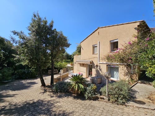 Appartement Villa Sigahi avec vue sur le jardin à La Croix Valmer, terrasse, palmiers et bougainvillées en fleurs