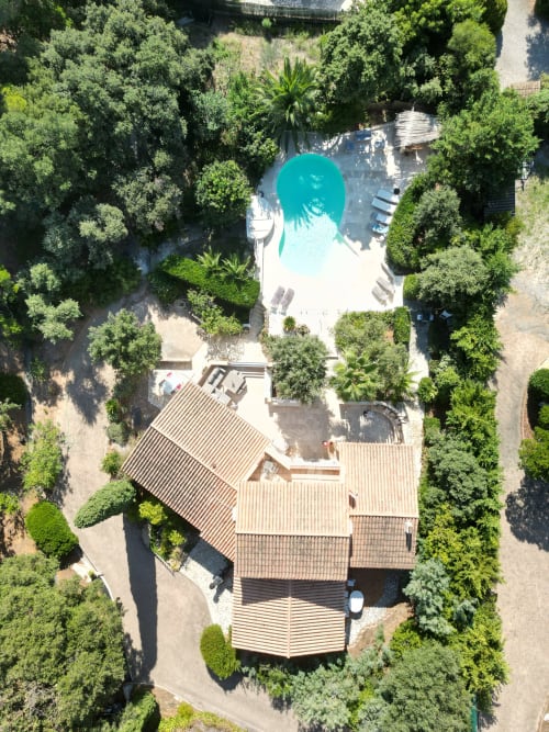 Vue aérienne de la Villa Sigahi B&B à La Croix Valmer, piscine turquoise nichée dans un jardin luxuriant