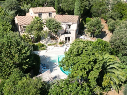 Villa Sigahi vue aérienne avec piscine, terrasses et jardins luxuriants à La Croix Valmer