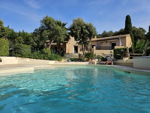 Piscine et terrasse de la Villa Sigahi à La Croix Valmer en France, avec villa méditerranéenne et jardins paysagers