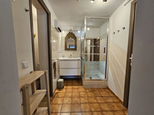 Salle de bain moderne à la Villa Sigahi à La Croix Valmer avec douche à l'italienne, vasque et carrelage