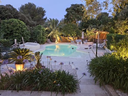 Piscine et jardin illuminés de la Villa Sigahi à La Croix Valmer, Provence, ambiance du soir