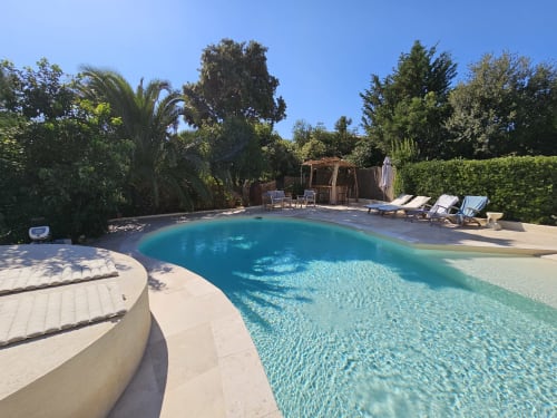 Piscine turquoise de la Villa Sigahi B&B à La Croix Valmer avec transats et jardins luxuriants