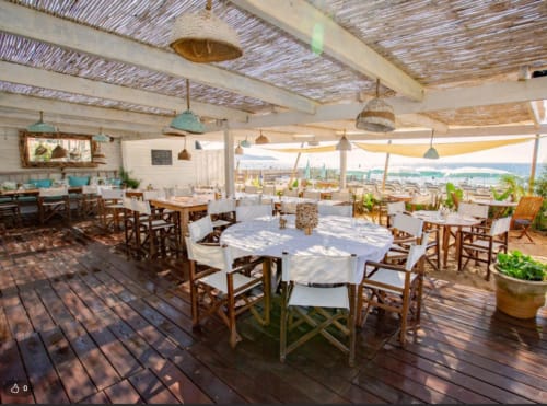 Villa Sigahi terrace restaurant in La Croix Valmer with coastal views, wooden tables, and Mediterranean-style dining setup