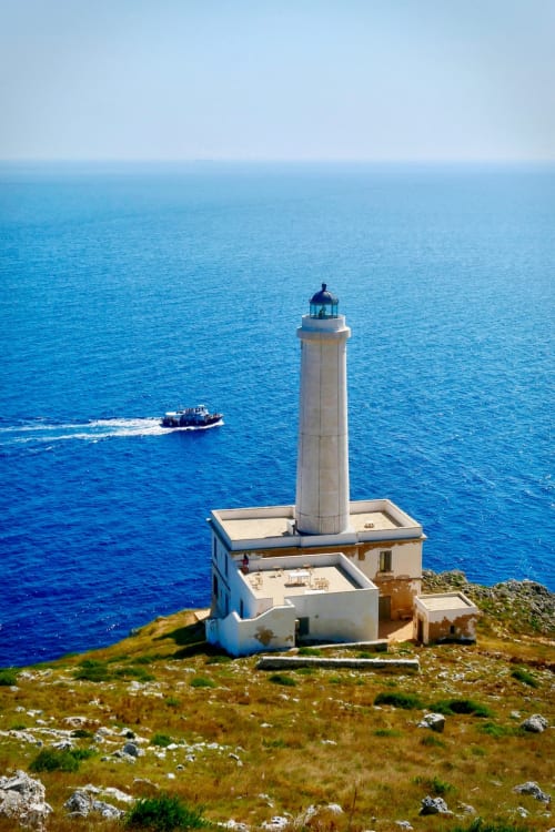 Faro costiero e casetta del guardiano con vista sul Mar Mediterraneo vicino a Corte Lirice Paradiso, Italia