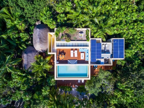 Vista aérea de la villa Hacienda Chekul en Tulum con piscina, paneles solares, jardines tropicales y vistas al océano