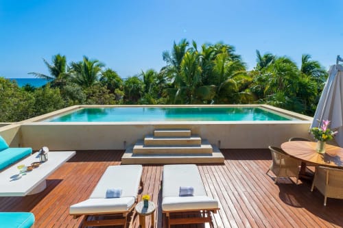 Villa de lujo Hacienda Chekul en Tulum con piscina infinita, vista al mar, terraza de madera y palmeras