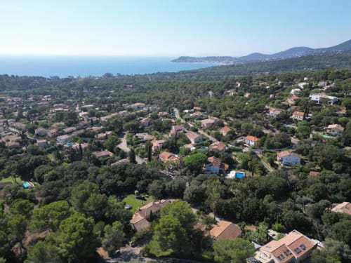 Vue aérienne du Villa Sigahi B&B niché dans une verdure luxuriante surplombant la Méditerranée, La Croix Valmer