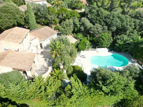 Vue aérienne du Villa Sigahi B&B avec sa piscine turquoise entourée de verdure luxuriante à La Croix Valmer