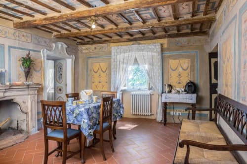 Sala da pranzo Suite Catherine a Villa Pandolfi Elmi, Spello: elegante con affreschi, travi in legno, camino