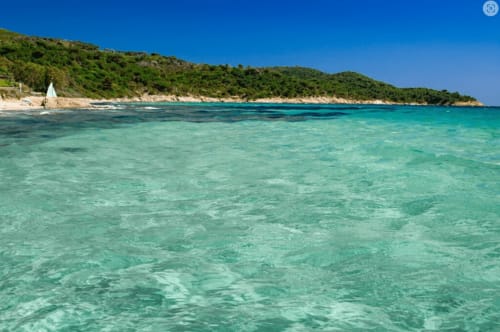 Eaux turquoise méditerranéennes et falaises côtières verdoyantes à la Villa Sigahi, La Croix Valmer, Côte d'Azur