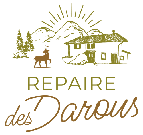 Logo du gîte Repaire Des Darous avec chalet montagnard, cerf, forêts et lever de soleil à Saulxures sur Moselotte