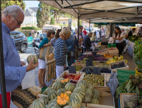 Marché fermier en plein air à La Croix Valmer près de la Villa Sigahi avec produits frais et vendeurs locaux sous des tentes