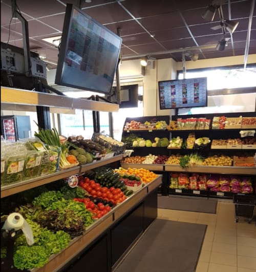 Étalage de produits frais en épicerie près de Villa Sigahi, La Croix Valmer, avec légumes et fruits exposés sur les rayons