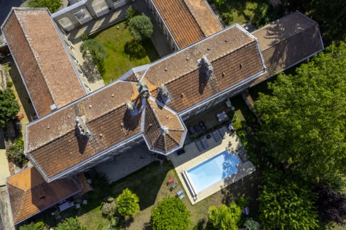 Vue aérienne de La Maison D'olivier B&B à Mesnard La Barotiere avec toits en terre cuite, cour et piscine
