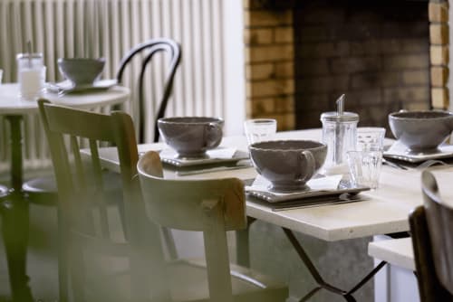 Table élégante de La Maison D'olivier B&B à Mesnard la Barotière avec chaises vertes et vaisselle moderne