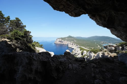 Vista dalla grotta con affaccio sulla costa di Alghero: mare turchese e scogliere rocciose spettacolari, Sardegna