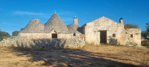 Affascinanti trulli in pietra con tetti conici caratteristici a CorteLirice Paradiso in Puglia, Italia