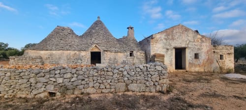 Tradizionali case trulli in pietra con tetti conici a CorteLirice Paradiso, Puglia