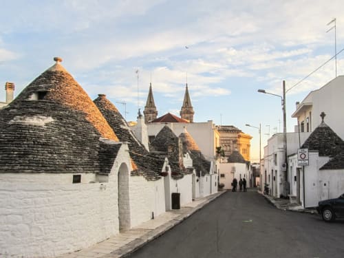 Affascinante via di Alberobello con tradizionali trulli dalle caratteristiche cuspidi vicino l'hotel CorteLirice Paradiso