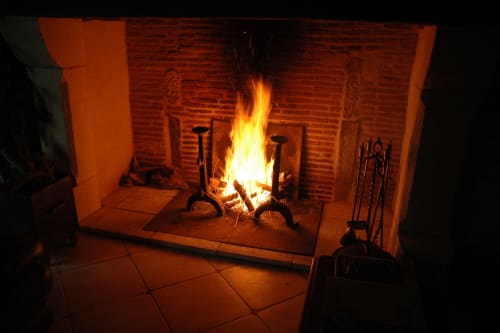 Cheminée avec feu flamboyant au gîte Le Lapin sur le Toit à Rouffignac, France