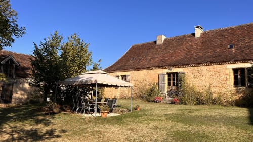 Maison en pierre avec terrasse ombragée au Lapin sur le Toit à Rouffignac, France