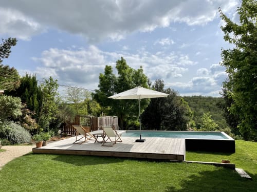 Maison Monsieur Léger vacation home in Montaut with pool deck, umbrella, loungers, and garden views