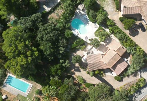 Vue aérienne de la Villa Sigahi B&B à La Croix Valmer avec piscines, toits en terre cuite et verdure luxuriante