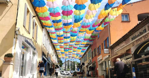 Décoration de rue aux parapluies colorés à La Croix Valmer près de la Villa Sigahi