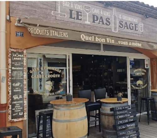 Le Pas Sage, bar à vin et épicerie italienne à La Croix Valmer, avec tables en tonneaux et terrasse décontractée