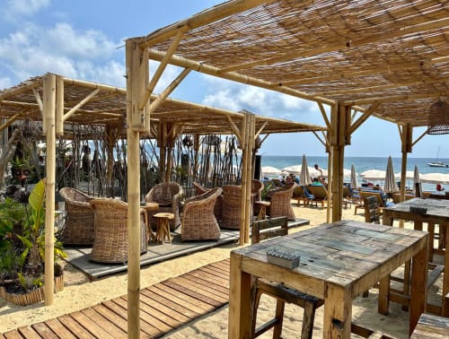 Terrasse en bord de mer de la Villa Sigahi avec mobilier en rotin, pergolas en bois et vue sur la mer à La Croix Valmer