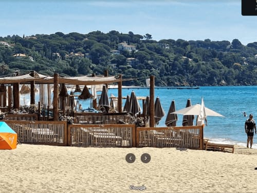 Club de plage de la Villa Sigahi à La Croix-Valmer avec la mer Méditerranée turquoise et ses collines boisées