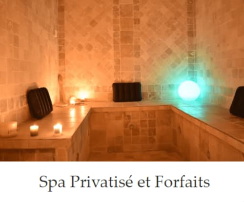 Privates Spa-Zimmer in der Villa Sigahi mit stimmungsvoller Beleuchtung, Kerzen und Entspannungsbereich in La Croix Valmer