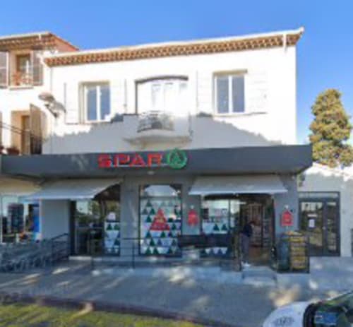 Devanture du supermarché SPAR sous un immeuble résidentiel blanc à La Croix Valmer, France