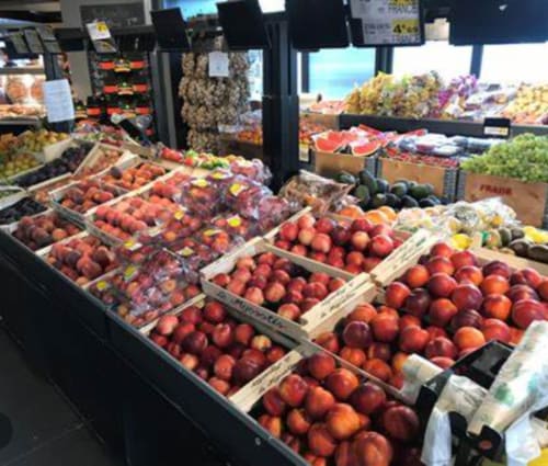 Étalage coloré de fruits et légumes frais au marché local près de la Villa Sigahi à La Croix Valmer