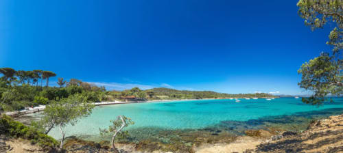 Plage de Villa Sigahi à La Croix Valmer avec eaux turquoise, pins et côte méditerranéenne