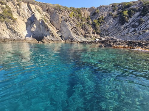 Eau turquoise cristalline et falaises blanches spectaculaires à Villa Sigahi, La Croix Valmer