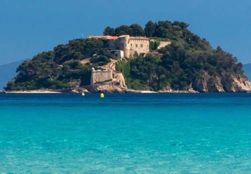 Forteresse médiévale sur une île aux eaux turquoise de la Méditerranée près de Villa Sigahi, La Croix Valmer