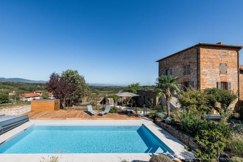 piscine et sa terrasse en bois, vue sur le Beaujolais, maison de pagneux, chambres d'hôtes en Beaujolais des Pierres dorées