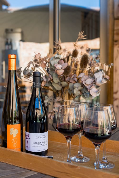 Plateau avec bouteilles de vin et verres, maison de pagneux, chambres d'hôtes en Beaujolais des Pierres dorées