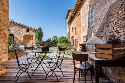 Vue depuis la terrasse en bois vers le jardin, table et chaises, maison de pagneux, chambres d'hôtes en Beaujolais des Pierres dorées