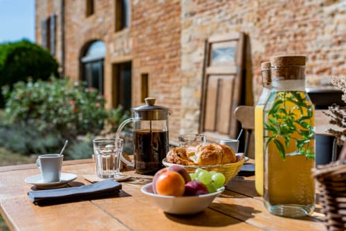 Petit déjeuner en terrasse, maison de pagneux, chambres d'hôtes en Beaujolais des Pierres dorées