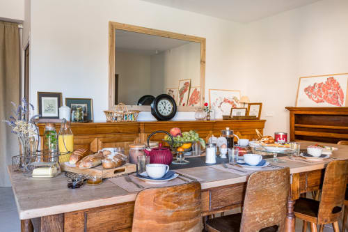 Petit déjeuner sur la grande table de la salle à manger, maison de pagneux, chambres d'hôtes en Beaujolais des Pierres dorées
